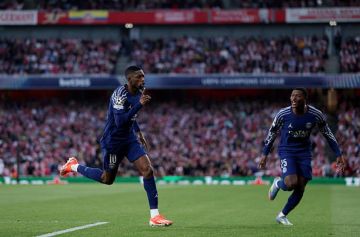 ديمبلي يشكر ميسي وبرشلونة بعد التتويج بالكرة الذهبية