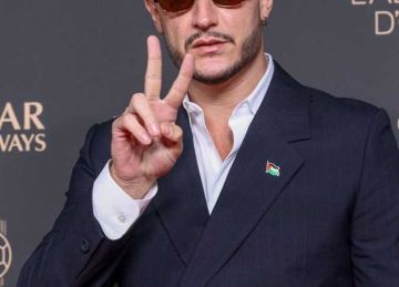 فنان فرنسي يدعم فلسطين في حفل الكرة الذهبية 2025