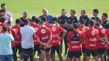 الخطيب للاعبي الأهلي: الكورة مش بالأسماء بالرجولة والجدعنة