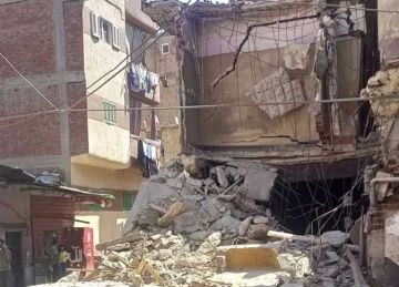 انهيار منزل قديم بطنطا دون إصابات بشرية.. وتهشم سيارة أجرة انهيار منزل قديم بطنطا دون إصابات بشرية.. وتهشم سيارة أجرة