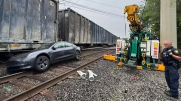 صدمة جديدة في سيارات تسلا تشكفها القطارات 