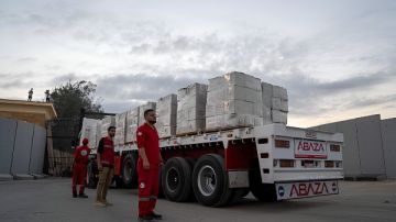 الهلال الأحمر يوجه 2700 طن مساعدات إنسانية عاجلة إلى غزة الهلال الأحمر يوجه 2700 طن مساعدات إنسانية عاجلة إلى غزة