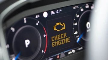 لماذا تستمر لمبة المحرك في الظهور بعد الانتهاء من فحصه؟