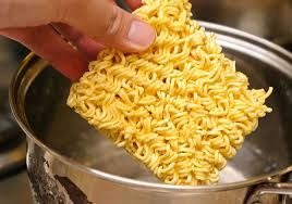 لو مدمنها.. 7 أسباب تدفعك للتوقف عن تناول الشعرية سريعة التحضير