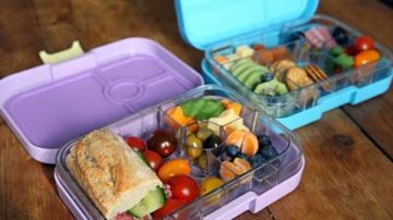 نشرة المرأة والمنوعات طرق طبيعية لتبييض الأسنان.. احترسي من هذه الأكلات في اللانش بوكس