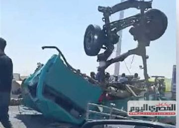 حادث على طريق الواحات في 6 أكتوبر يحول سيارة إلى كوم حديد 