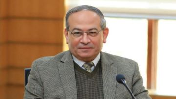 رئيس جامعة كفر الشيخ يهنئ الدوماني بتعيينه عميدا لكلية الصيدلة