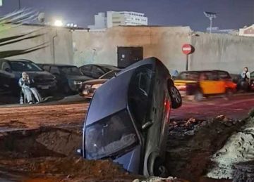 سقوط سيارة في حفرة بالإسكندرية.. وشركة الصرف الصحي تعتذر وتتحمل تكاليف إصلاحها