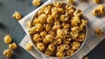 طريقة عمل الفشار بالكراميل .. وصفة مقرمشة للتسالي في السهرات