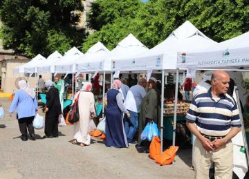  تخفيضات تصل 30 وجودة عالية .. إقبال كبير على سوق المزارعين في الإسكندرية (صور)