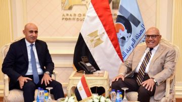 شاشات تفاعلية وتابلت ولاب توب.. العربية للتصني تدعم البنية التعليمية