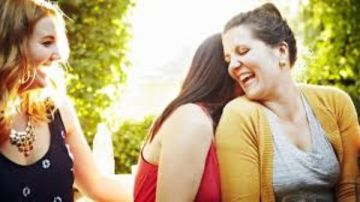 فوائد الضحك للصحة النفسية والجسدية.. دواء مجاني بلا وصفة طبية