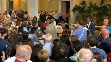 مفتاح المدينة هدية .. شرطة لاتينا الإيطالية تتدخل لإيقاف المرور بسبب محاضرة زاهي حواس