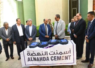 تسليم 800 حقيبة مدرسية للطلاب الأولى بالرعاية بـ محافظة قنا