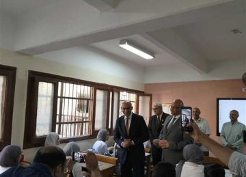  عارف ان أول يوم دراسة صعب .. وزير التربية والتعليم يفاجئ بزيارة مدرسة ثانوي في بنها