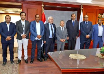 محافظ سوهاج ونقيب الأطباء يبحثان معوقات تراخيص المنشآت الطبية وشروط الحماية المدنية