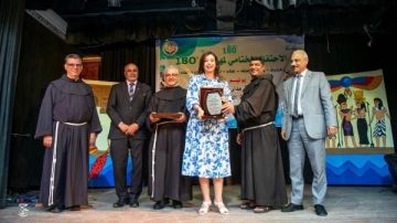 منال سلامة تشارك في الحفل الختامي لمسابقة المواهب بمدارس الفرنسيسكان