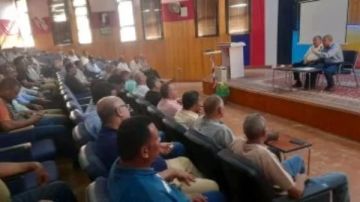 وكيل تعليم الداخلة يناقش آخر استعدادات المدارس لبدء العام الدراسى الجديد