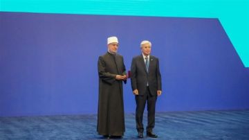الرئيس الكازاخي يكرم مفتي مصر ويمنحه وسام الشرف في كازاخستان