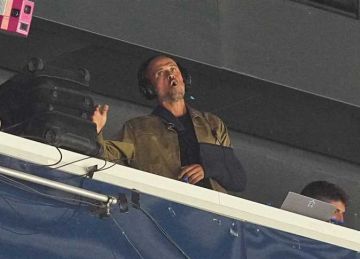 بعد تكرارها.. لماذا يقود إنريكي مباريات باريس سان جيرمان من المدرجات؟