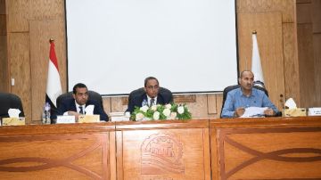 محافظ قنا يبحث إجراءات حماية المناطق المتوقع تعرضها للسيول محافظ قنا يبحث إجراءات حماية المناطق المتوقع تعرضها للسيول