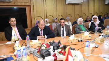 محافظ قنا يستعرض 148 شكوى وطلب خلال اللقاء الجماهيري