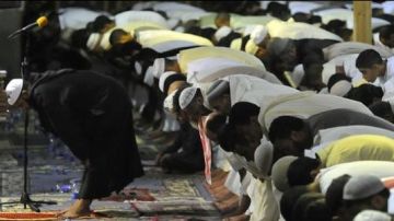 هل قول الله أكبر عند الرفع من الركوع يؤثر في صحة الصلاة؟ .. الإفتاء تجيب