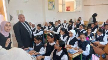 وكيل تعليم الأقصر يشهد طابور الصباح في ثاني أيام الدراسة ويتفقد المدارس