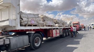 الهلال الأحمر يطلق القافلة الـ 42.. 3400 طن مساعدات إلى غزة الهلال الأحمر يطلق القافلة الـ 42.. 3400 طن مساعدات إلى غزة