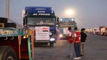 تحرك شاحنات القافلة 36 من المساعدات الإنسانية من مصر إلى غزة