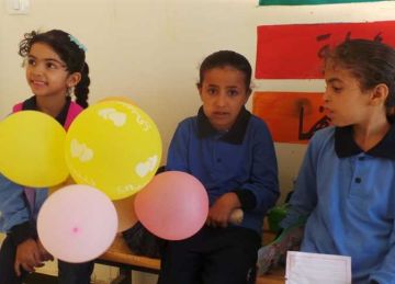 توزيع الحلوى والهدايا والبالونات على الطلا في أول أيام الدراسة بشمال سيناء