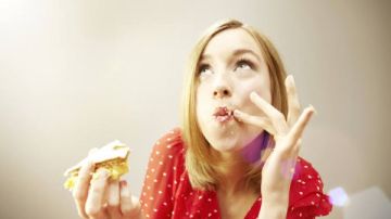 نشرة المرأة والمنوعات اشتهاء الحلويات وبعض الأطعمة قد يكون عرض ينذر بالسرطان.. حقنة البوتوكس تصيب سيدة بالشلل