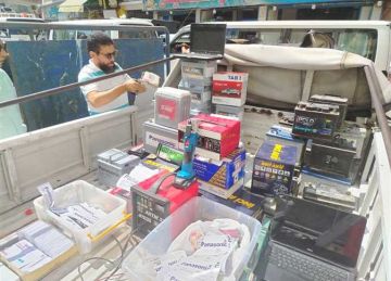  وضع استيكرات علاقات تجارية شهيرة عليها .. مصادرة 35 بطارية سيارات في حملة تموينية بالإسكندرية (صورة)