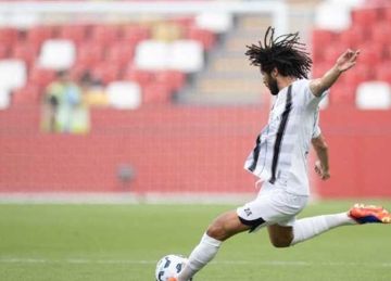 إصابة محمد النني في مباراة الجزيرة ضد الوحدة بالدوري الإماراتي (فيديو)