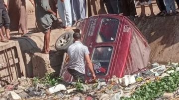 الأقصر .. قائد سيارة يلقي بها في ترعة لإنقاذها من الحريق بمركز أرمنت الأقصر .. قائد سيارة يلقي بها في ترعة لإنقاذها من الحريق بمركز أرمنت