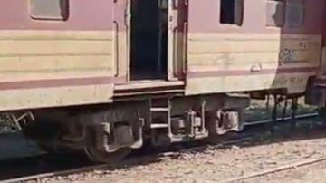 الدفع بأوناش لرفع عربات قطار البضائع ببني سويف.. والتحفظ على السائق الدفع بأوناش لرفع عربات قطار البضائع ببني سويف.. والتحفظ على السائق