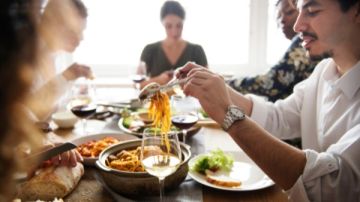 بين السريع والذواق.. أنواع الشخصيات حسب أسلوبهم في الأكل