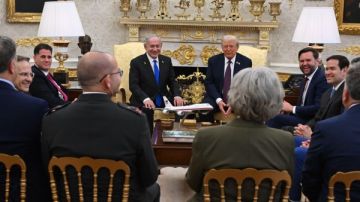 غزة على طاولة البيت الأبيض.. خطة ترامب تربط وقف الحرب بالإفراج عن الرهائن ونزع السلاح غزة على طاولة البيت الأبيض.. خطة ترامب تربط وقف الحرب بالإفراج عن الرهائن ونزع السلاح