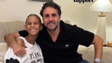 هشام ماجد يساند فتاة مصابة بسرطان الدم بزيارة مفاجئة هشام ماجد يساند فتاة مصابة بسرطان الدم بزيارة مفاجئة