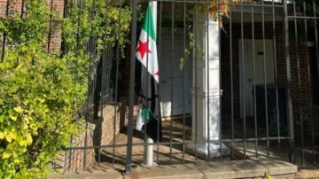 وزير خارجية سوريا يرفع العلم فوق السفارة في واشنطن.. ماذا يعني؟ وزير خارجية سوريا يرفع العلم فوق السفارة في واشنطن.. ماذا يعني؟