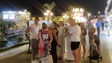 إقبال كبير من السياح الروس على منطقة سوهو سكوير بشرم الشيخ.. ما القصة؟