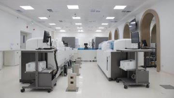 جامعة القاهرة تفتتح معملا مميكنا بطاقة 36.7 مليون فحص سنويا