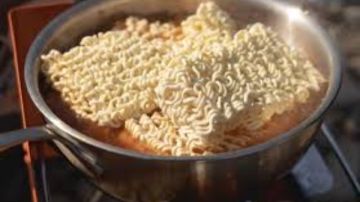 نشرة المرأة والمنوعات أطباء يحذرون من تناول النودلز نيئة.. النوم بشعر مبلل يسبب أضرارا صحية