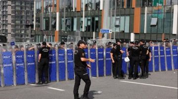 المعارضة في تركيا تدعو إلى مظاهرات بعد أن أغلقت الشرطة مكتبها في إسطنبول المعارضة في تركيا تدعو إلى مظاهرات بعد أن أغلقت الشرطة مكتبها في إسطنبول