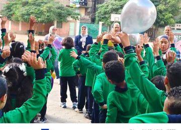  بالبالونات والحلوى والنشيد الوطني .. مدارس الجيزة تستقبل الطلاب في بداية العام الدراسي الجديد