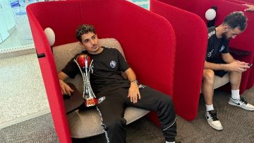 بعثة بيراميدز تصل مطار الملك عبد العزيز في جدة استعدادا للعودة إلى القاهرة بعثة بيراميدز تصل مطار الملك عبد العزيز في جدة استعدادا للعودة إلى القاهرة