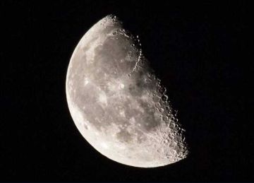 بعد منتصف الليل.. شاهد قمر التربيع الأخير يزين السماء