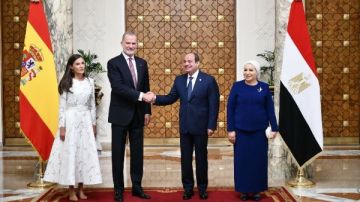 تفاصيل جولة الرئيس السيسي وقرينته وملك وملكة إسبانيا في منطقة الأهرامات تفاصيل جولة الرئيس السيسي وقرينته وملك وملكة إسبانيا في منطقة الأهرامات