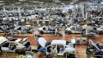 صناعة السيارات الأوروبية أمام اختبار صعب: منافسة صينية ورسوم جمركية وتحولات كهربائية