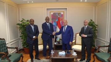 كامل الوزير يبحث مع رئيس سلطة الموانئ وسفير جيبوتي التعاون في النقل والصناعة